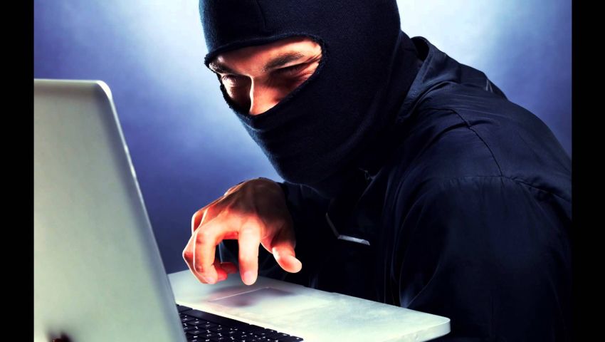 اعتقال “عصابة نسائية” تحتال على المصريين عبر الإنترنت
